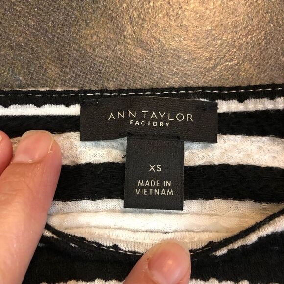 Ann Taylor Factory White Blouse Black Stripes Off The Shoulder XS - Picture 6 of 9